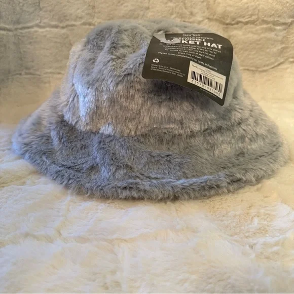 Sprigs Reversible Faux Fur/Sherpa
Bucket Hat
NWT
Gray/Beige
One Size Fits Most - Picture 2 of 8